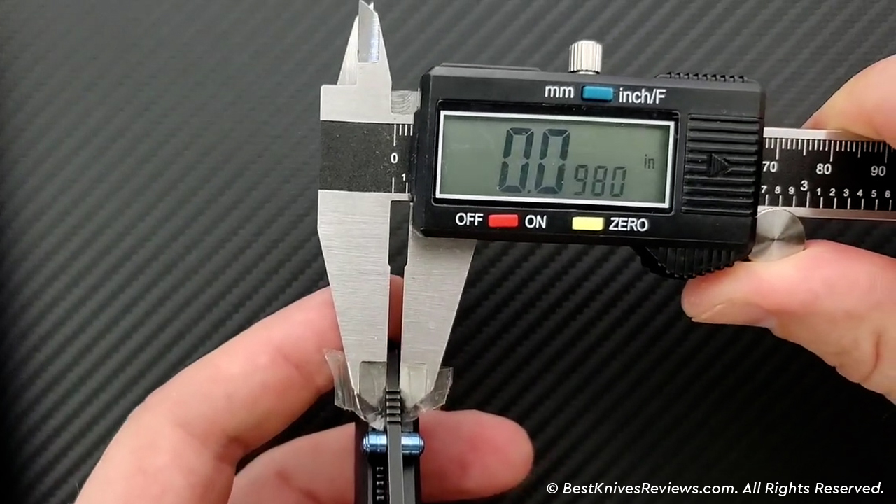 Blade thickness of We Knife Banter