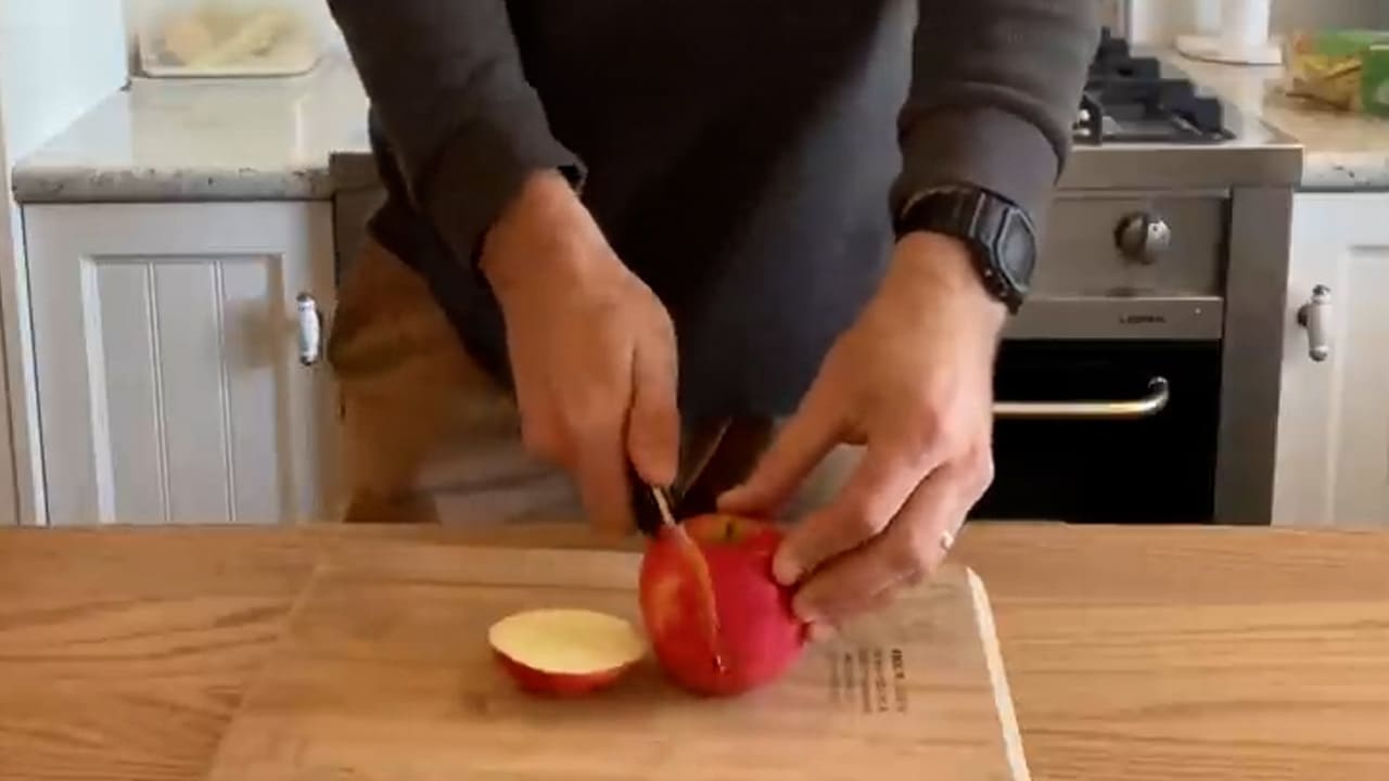 Cutting Apple with Spyderco Slysz