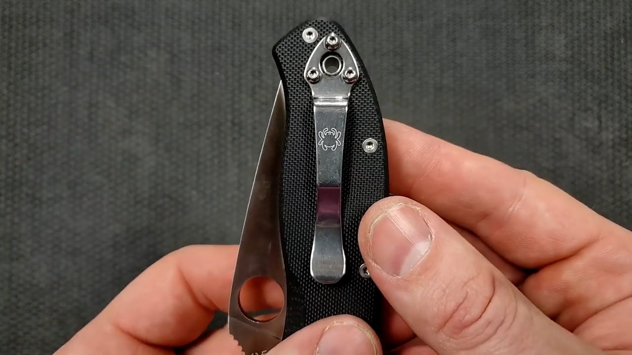 Pocket clip lanyard hole of Spyderco Tenacious