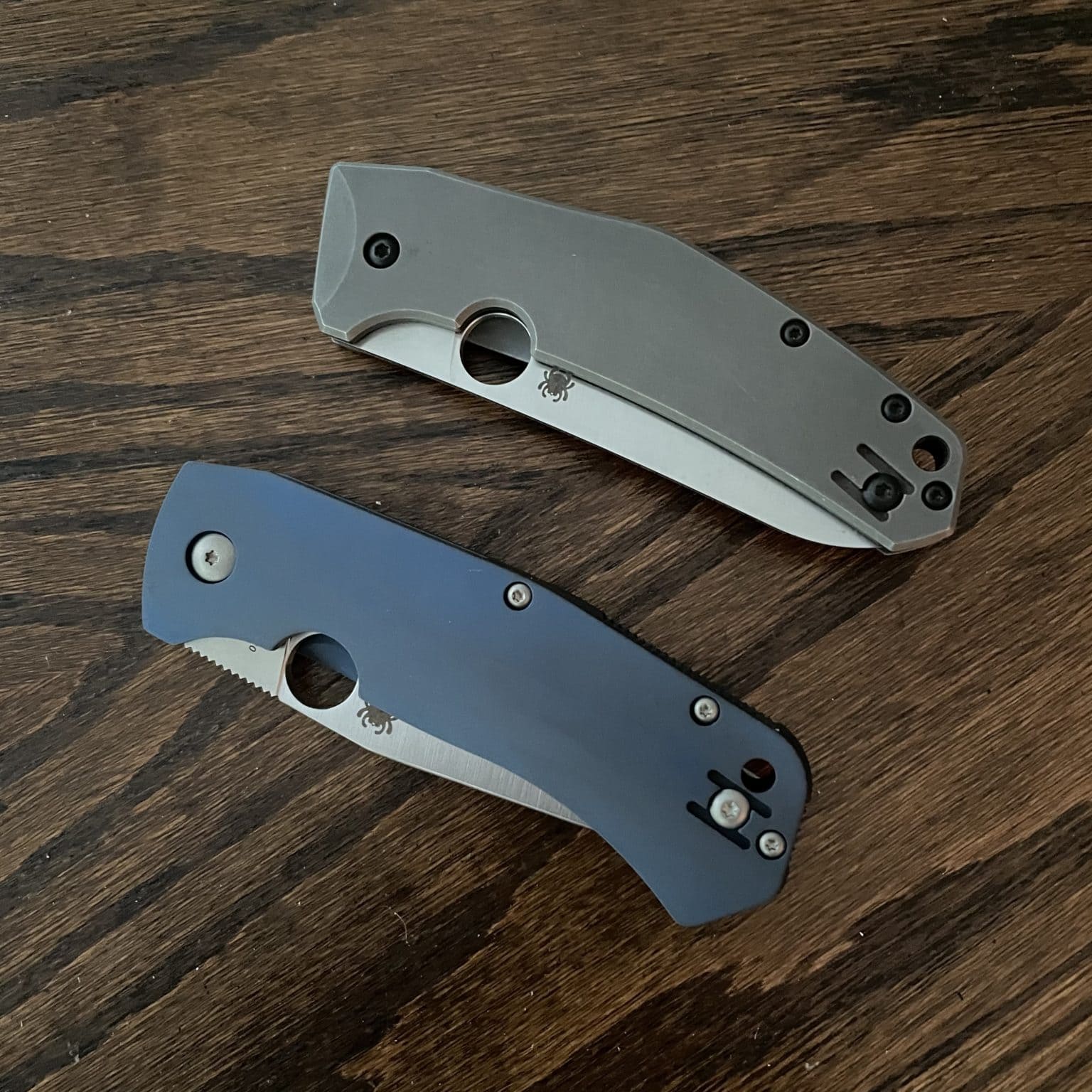 Spyderco Slysz CTS XHP vs Spyderco Slysz M390 Thumb hole comparison