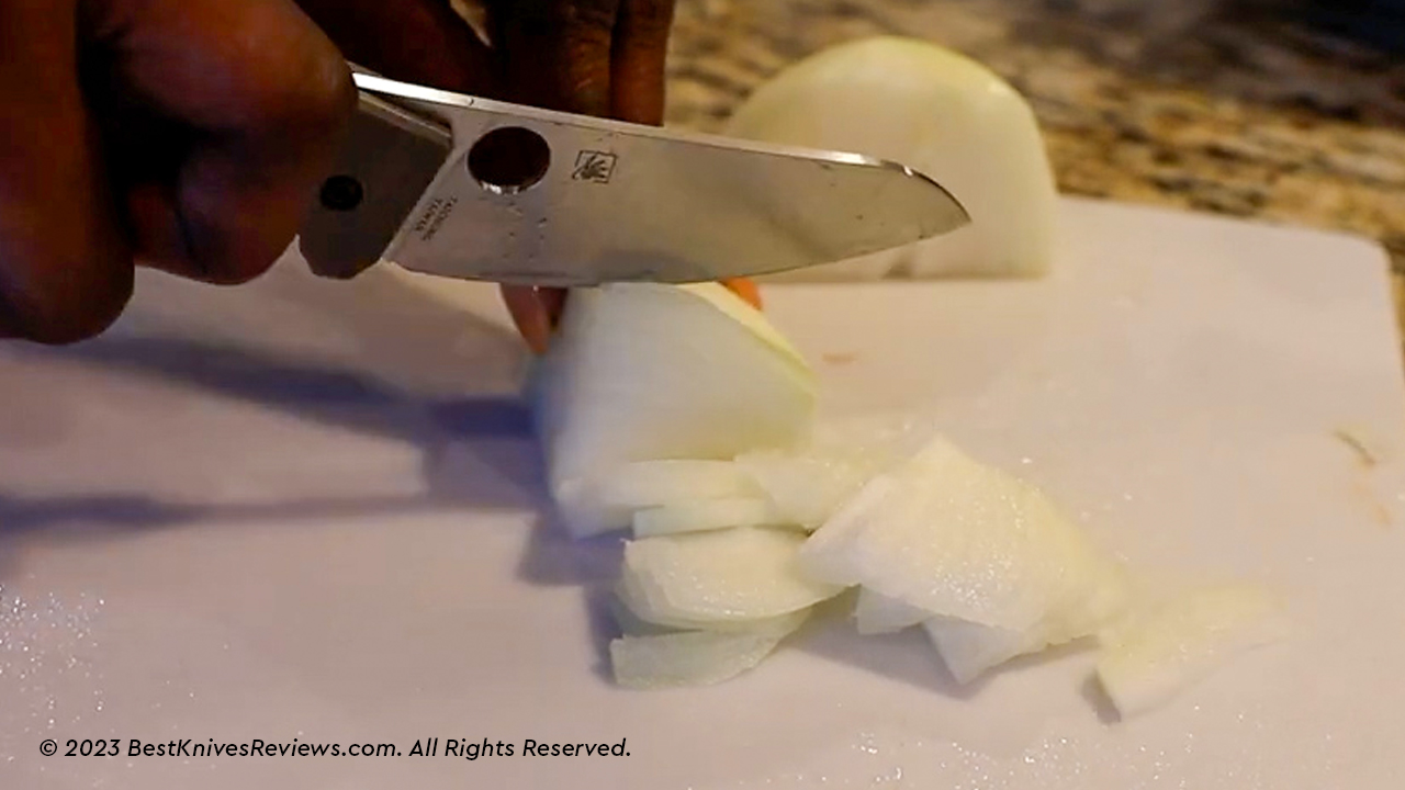 Spyderco Spydiechef cutting onions